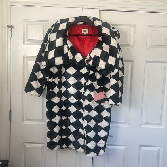 This is an authentic UGG coat. This is brand new and never worn large coat. - Picture 5 of 6